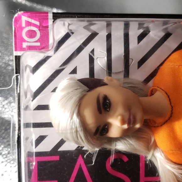 NIB 2018 Barbie Fashionistas #107 Malibu Barbie - Picture 3 of 16